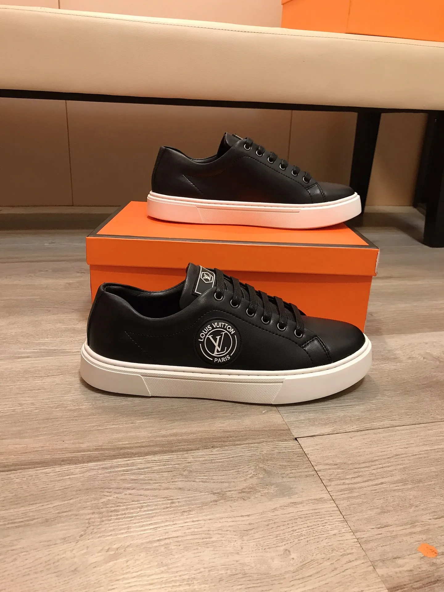 Factory price P360 👟👟💥【LV Louis Vuitton】The latest trendy casual shoes for men, made of imported cowhide with brand logo, genuine leather lining, rubber outsole that is wear-resistant and non-slip, high-level version, perfect on-foot effect, and exquisite workmanship. Code number: 38-44
